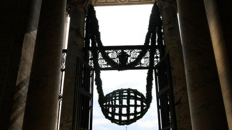 Il globo all'ingresso principale della Basilica vaticana che rappresenta il mondo e l'universalit&agrave; della Chiesa