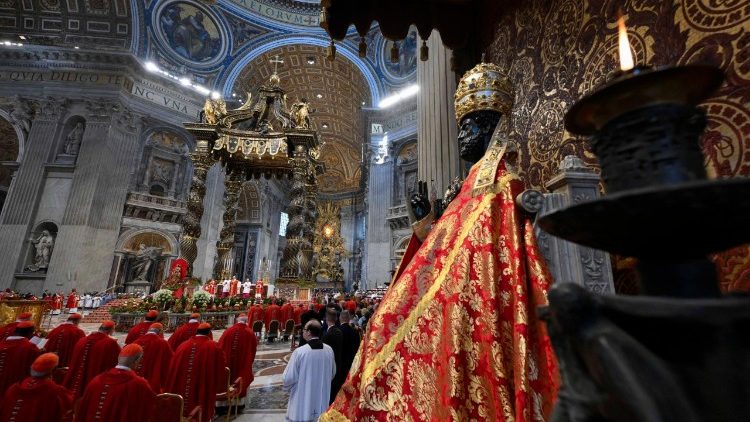 Auch die Petrusstatue wurde zur Feier des Tages mit einem rot-goldenen Gewand angetan