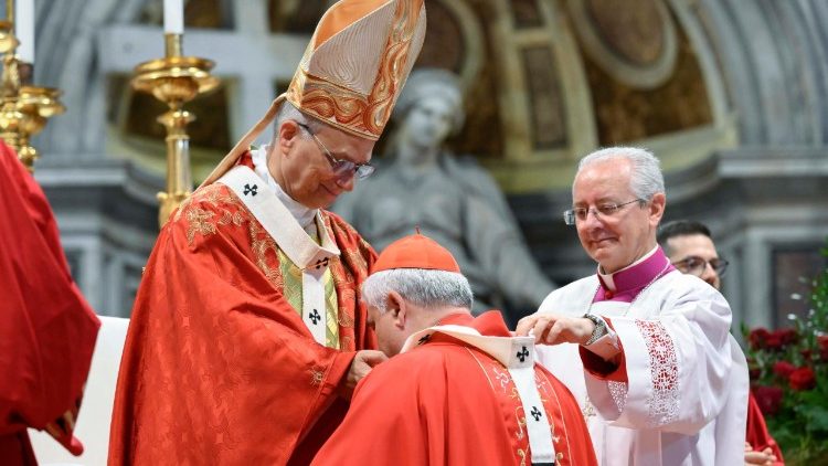 Il Papa mentre impone il pallio al cardinale Konrad Krajewski, arcivescovo metropolita di Ł&oacute;dź