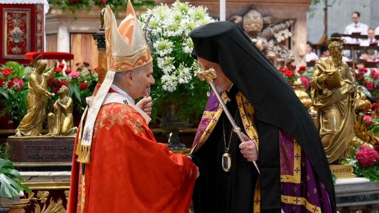 Le Pape et le m&eacute;tropolite Emmanuel de Chalc&eacute;doine.