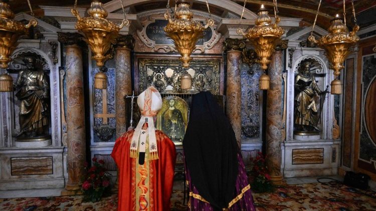 Papst Leo und der Metropolit von Chalcedon, Emmanuel Adamakis, bei stillen Gebet am Petrusgrab