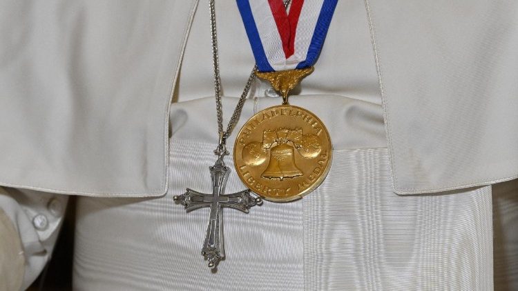 Liberty Medal yang diberikan setiap tahun oleh National Constitution Center merupakan penghargaan bagi pria dan wanita yang menunjukkan keberanian, integritas, dan keyakinan kuat dalam memperjuangkan serta melindungi nilai-nilai kebebasan bagi masyarakat di seluruh dunia.