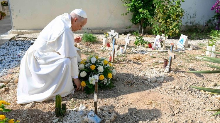 2026.07.04 VIsita Pastorale a Lampedusa - Sosta al Cimitero, con omaggio floreale sulle tombe