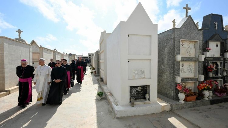 2026.07.04 VIsita Pastorale a Lampedusa - Sosta al Cimitero, con omaggio floreale sulle tombe