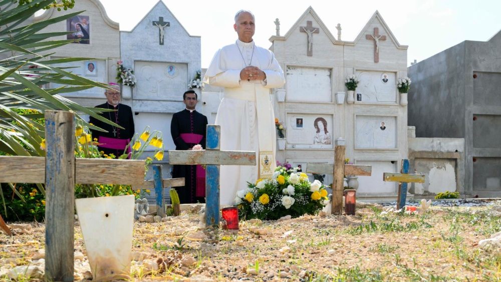 Omagiul de rugăciune și flori al papei Leon al XIV-lea în cimitirul din Lampedusa