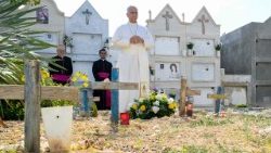 2026.07.04 VIsita Pastorale a Lampedusa - Sosta al Cimitero, con omaggio floreale sulle tombe