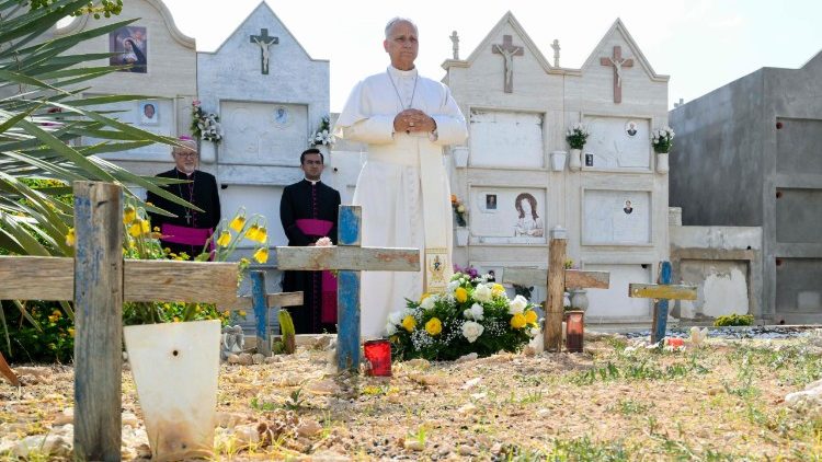 Papež je na Lampedusi najprej obiskal pokopališče, kjer so pokopani mnogi migranti 