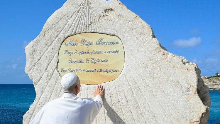 Papa blagoslivlja ploču kojom se obilježava preimenovanje poznatog molа Favaloro na Lampedusi u "Mol pape Franje"