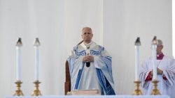 2026.07.04 Visita Pastorale a Lampedusa - sosta al Molo Favaloro: benedizione della targa che intitola il Molo a Papa Francesco e Santa Messa