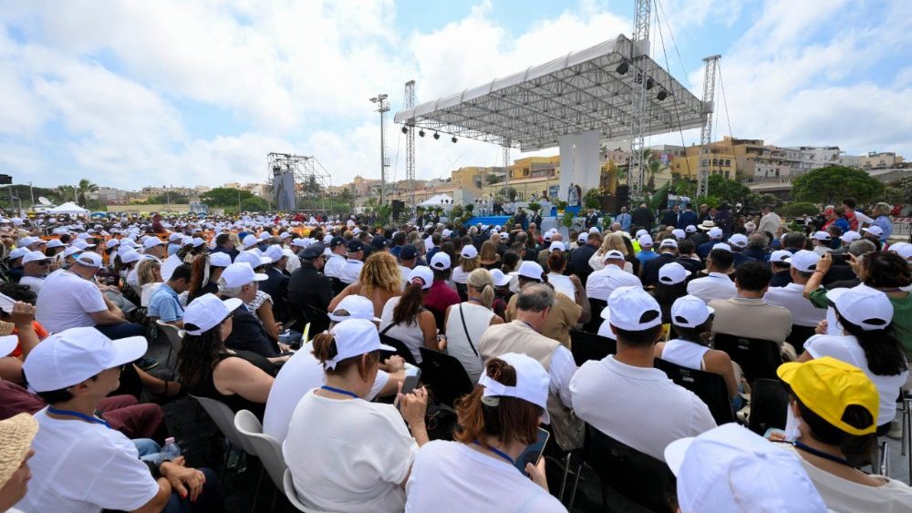 2026.07.04 Visita Pastorale a Lampedusa - sosta al Molo Favaloro: benedizione della targa che intitola il Molo a Papa Francesco e Santa Messa