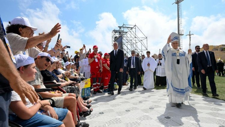A missa no Campo Esportivo foi a &uacute;ltima etapa da viagem em Lampedusa