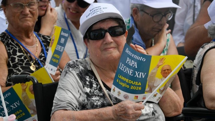 2026.07.04 Visita Pastorale a Lampedusa - sosta al Molo Favaloro: benedizione della targa che intitola il Molo a Papa Francesco e Santa Messa