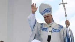 Papież zapewnił mieszkańców Lampedusy, że towarzyszy im i ich wspiera
