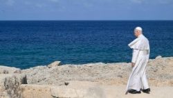2026.07.04 Visita Pastorale a Lampedusa - Sosta alla â  Porta dâ  Europaâ  