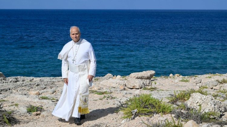 Papież na nabrzeżu morskim na Lampedusie - tu przybijają łodzie z migrantami
