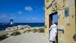 2026.07.04 Visita Pastorale a Lampedusa - Sosta alla â  Porta dâ  Europaâ  