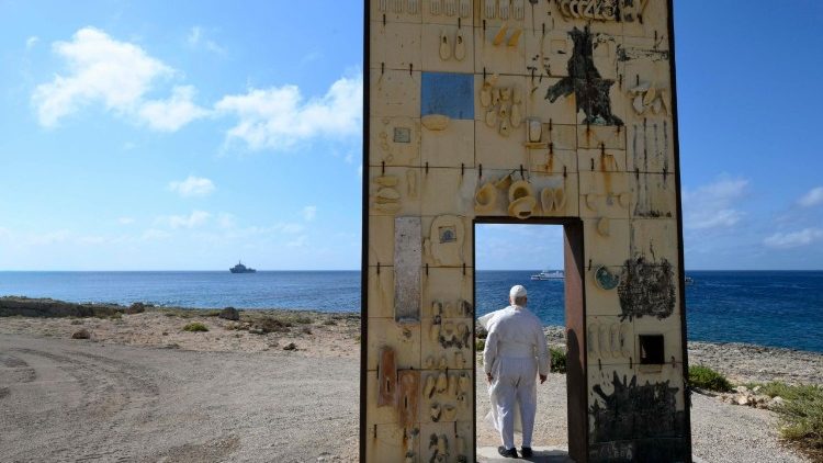 2026.07.04 Visita Pastorale a Lampedusa - Sosta alla â  Porta dâ  Europaâ  