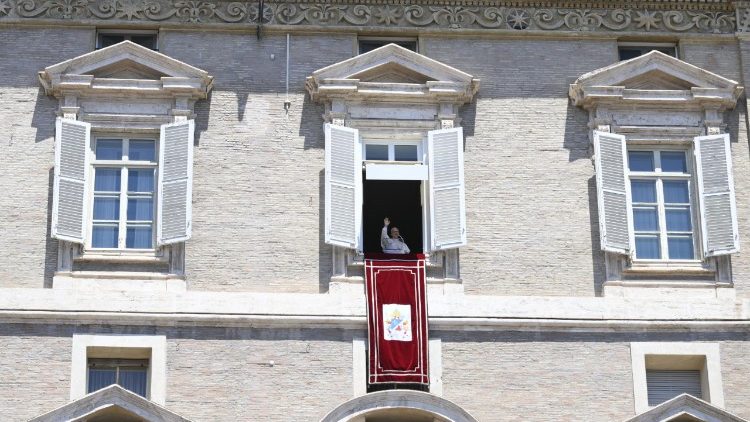 Il Papa recita l'Angelus dalla finestra del Palazzo Apostolico