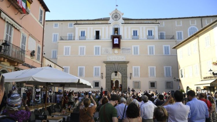 I fedeli in Piazza della Libert&agrave; per salutare il Papa