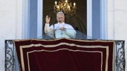 Papież Leon XIV pozdrawia wiernych zgromadzonych w Castel Gandolfo