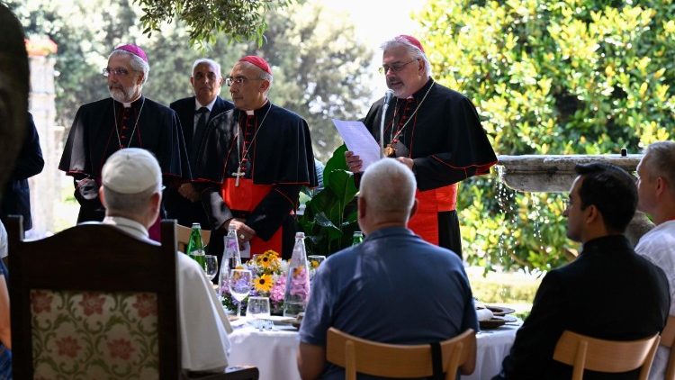 Svetega očeta in ostale zbrane na kosilu je pozdravil kardinal Fabio Baggio, odgovor za Borgo Laudato Si’
