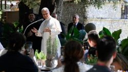 Leon al XIV-lea salutând invitații la prânzul din 11 iulie 2026 la Castel Gandolfo