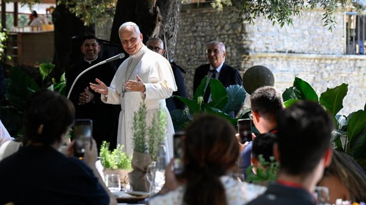 Leon al XIV-lea salutând invitații la prânzul din 11 iulie 2026 la Castel Gandolfo