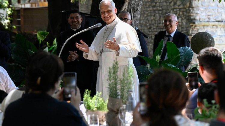 Papež Lev zdraví před obědem své hosty v Borgu Laudato si'