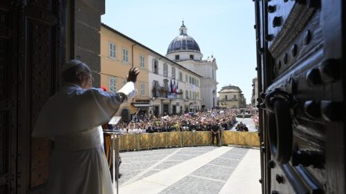 &Aacute;ngelus en Castel Gandolfo, el Papa: aprovechen tambi&eacute;n las vacaciones para rezar