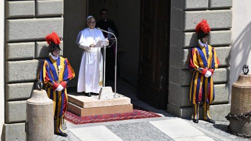 Sveti oče: Naj vetrovi vojne ne ugasnejo plamenčka upanja in miru