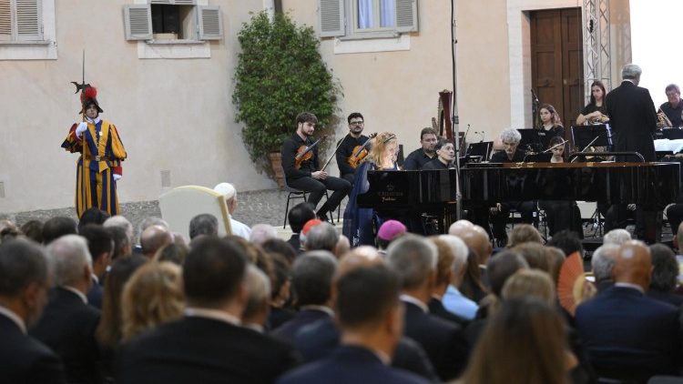 Dziedziniec Pałacu Apostolskiego w Castel Gandolfo na kilka godzin stał się salą koncertową