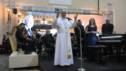 Il saluto del Papa con gli artisti del concerto a Castel Gandolfo