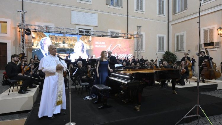 Papež Lev děkuje za koncert na n&aacute;dvoř&iacute; Apoštolsk&eacute;ho pal&aacute;ce v Castel Gandolfu