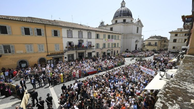 Una gremita piazza della Libert&agrave; a Castel Gandolfo