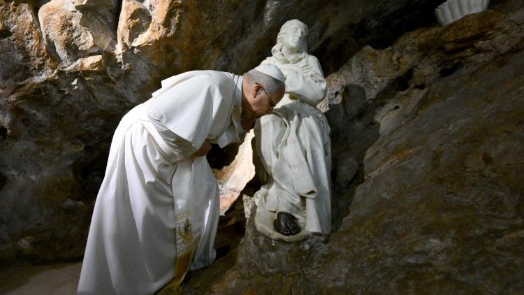 Papa Leone XIV bacia, come vuole la tradizione, il ginocchio della statua di San Benedetto nel Santuario del Sacro Speco di Subiaco