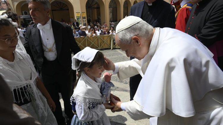 Il Papa benedice una bambina