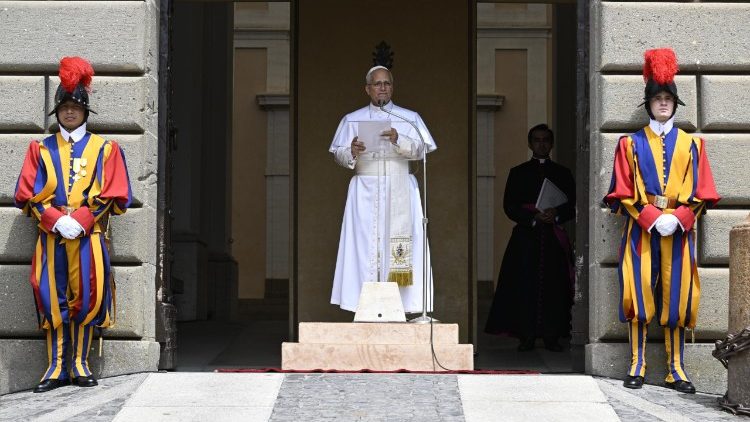 Il Papa pronuncia la catechesi