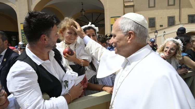 Papież z wiernymi w Castel Gandolfo