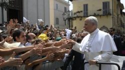 Leone XIV saluta i numerosi presenti in piazza della Libertà, a Castel Gandolfo, dopo l'Angelus @Vatican Media