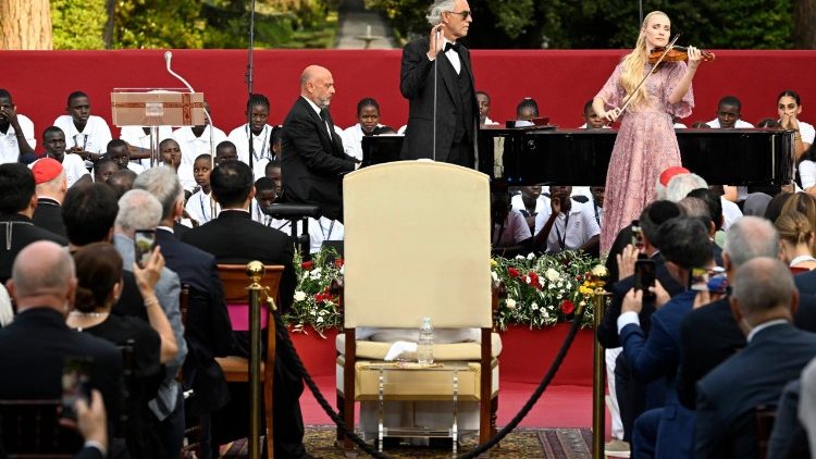 Andrea Bocelli si esibisce davanti al Papa