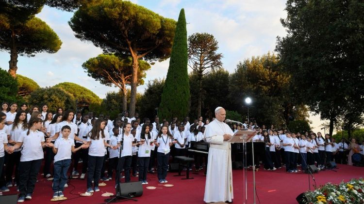 Papst Leo XIV. bei der Veranstaltung „Cantico di Pace“ (Friedensgesang) in den G&auml;rten der p&auml;pstlichen Sommerresidenz in Castel Gandolfo, mit Tenor Andrea Bocelli und dem Chor der Andrea Bocelli Foundation