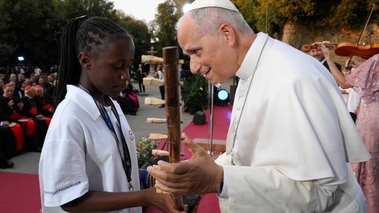 Il Papa riceve alcuni doni al termine dell'incontro di preghiera