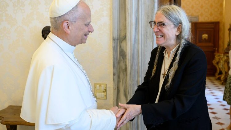 Leão XIV se encontra com Patti Smith.