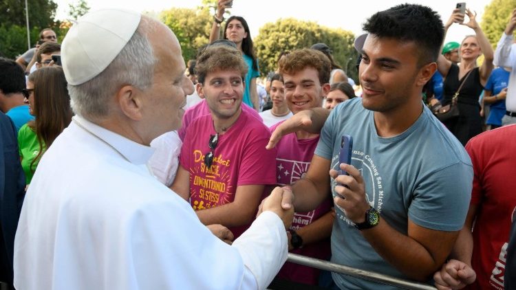El Papa Le&oacute;n saluda a varios j&oacute;venes en su visita pastoral a As&iacute;s
