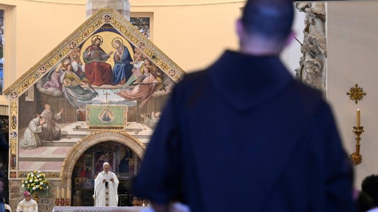 Papst Leo XIV. bei der Messe in Assisi