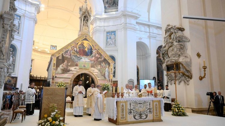Un momento della Messa davanti alla Porziuncola. 