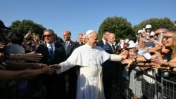 Papst Leo XIV. bei der Ankunft auf dem Vorplatz der Basilika Santa Maria degli Angeli in Assisi am 6.8.2026