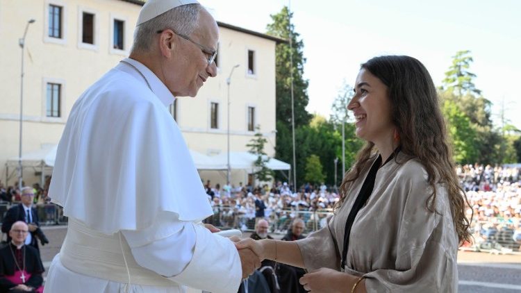 Karolina saluta il Papa dopo la sua testimonianza