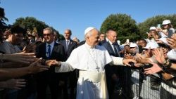 Il Papa, appena giunto ad Assisi, cammina verso la basilica di Santa Maria degli Angeli, saluta e benedice i fedeli. 