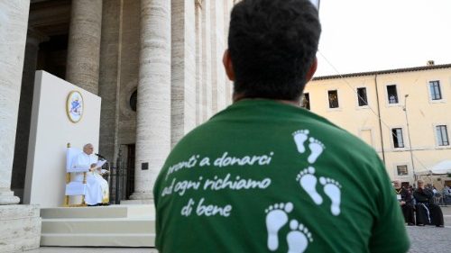 Il Papa con i giovani ad Assisi: costruire la civilt&agrave; dell'amore non delle contrapposizioni